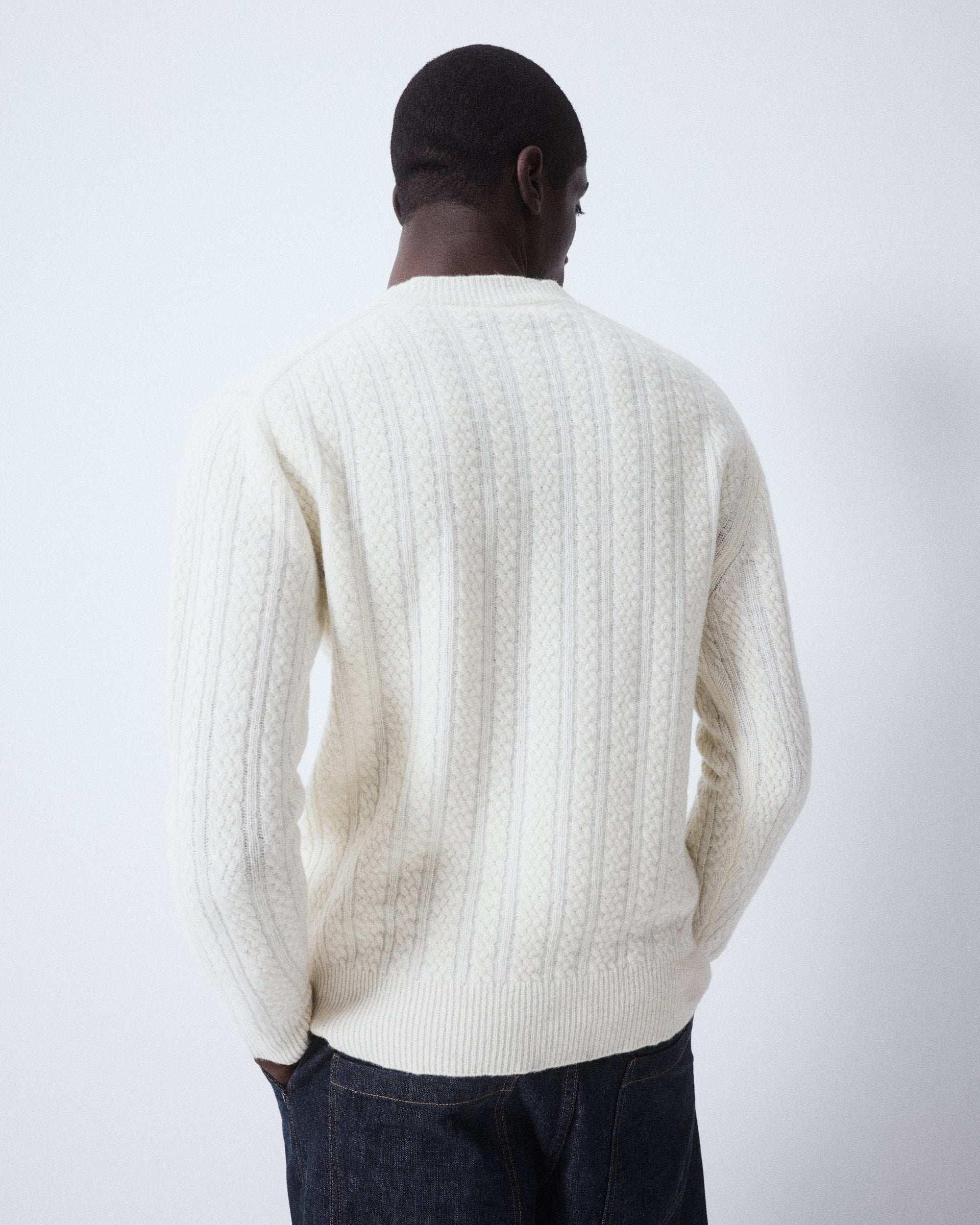 Maglia girocollo lavorata a trecce in pura lana vergine - Panna