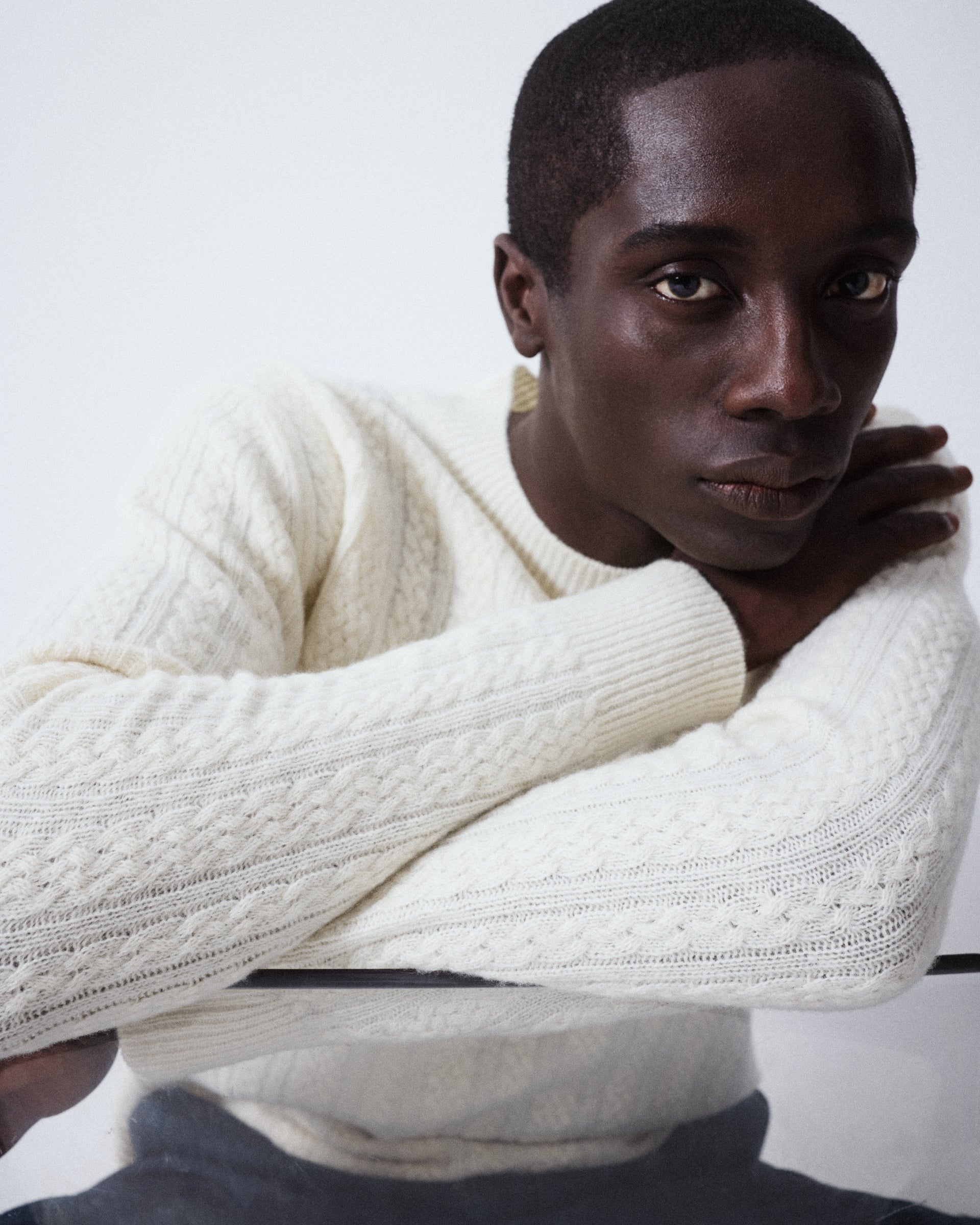 Maglia girocollo lavorata a trecce in pura lana vergine - Panna