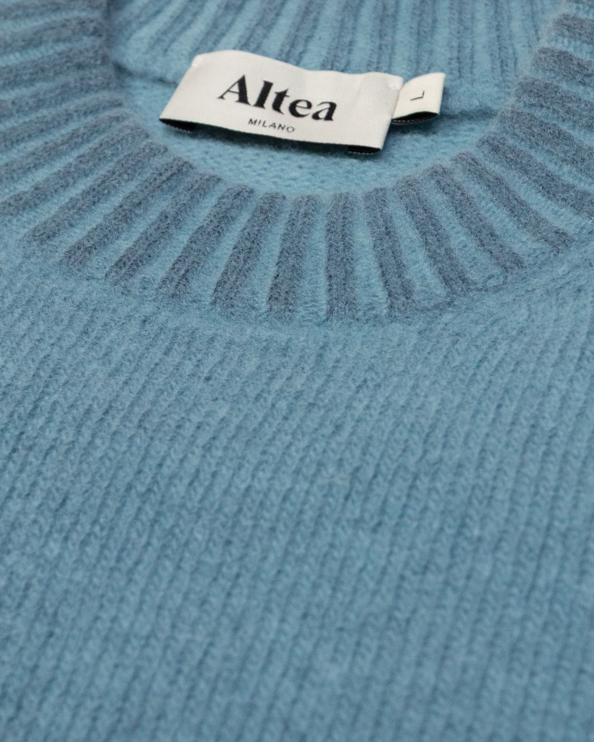 Maglia girocollo in pura lana vergine con tintura speciale effetto vintage. Azzurro - Carta da zucchero