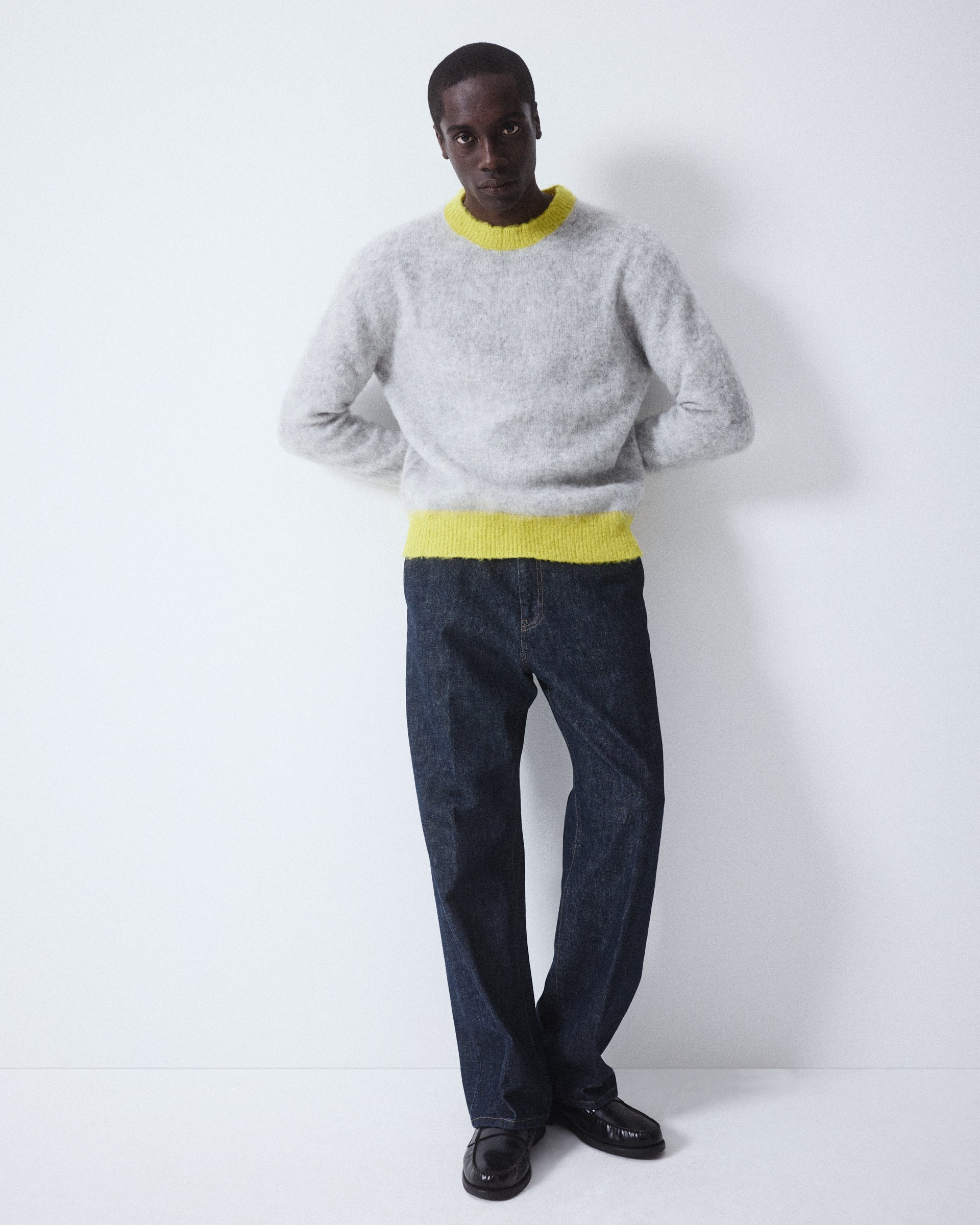 Maglia girocollo garzata in misto alpaca con bordi in contrasto. Grigio - Perla