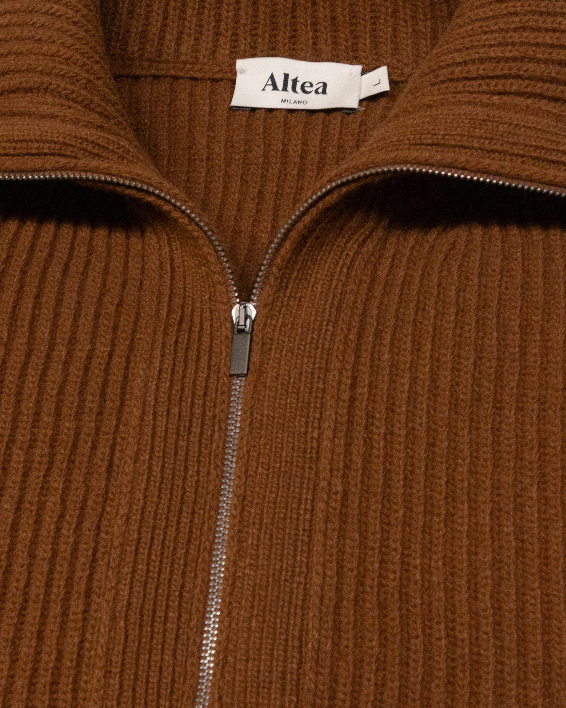 Giubbotto in maglia costa inglese con zip realizzato in pura lana vergine. Beige - Cammello