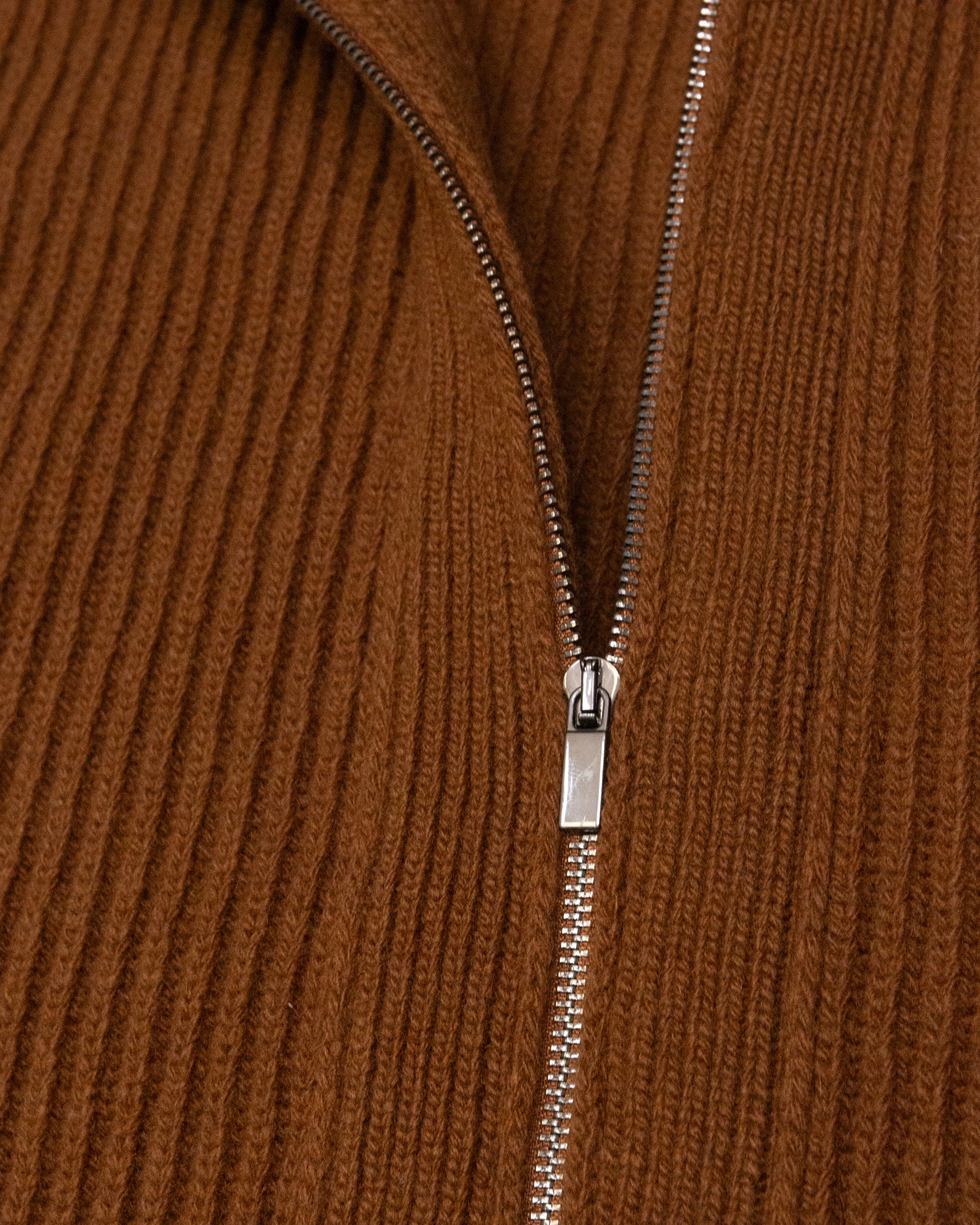 Giubbotto in maglia costa inglese con zip realizzato in pura lana vergine. Beige - Cammello