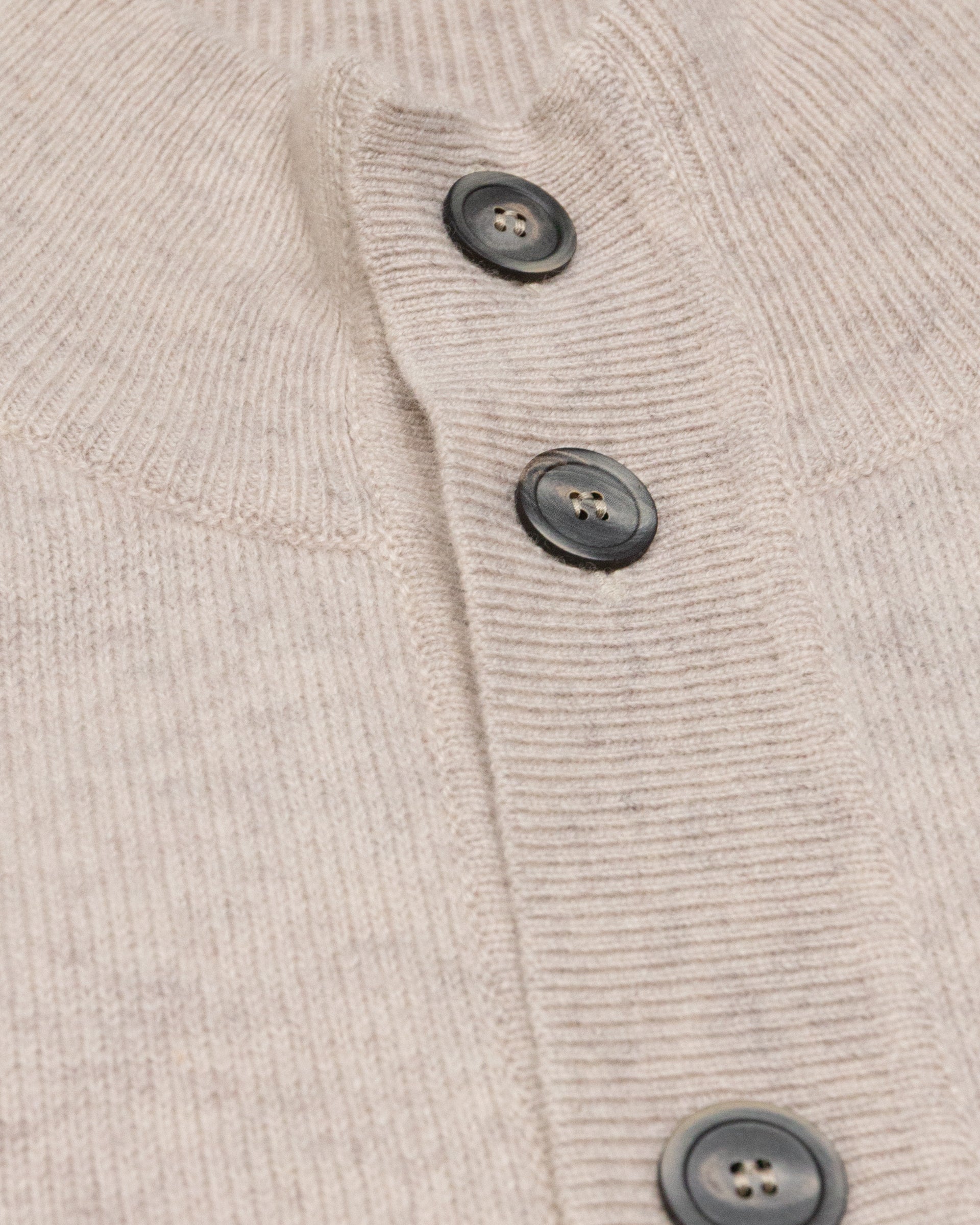 Giubbotto in maglia con bottoni in pura lana vergine. Beige - Mastice