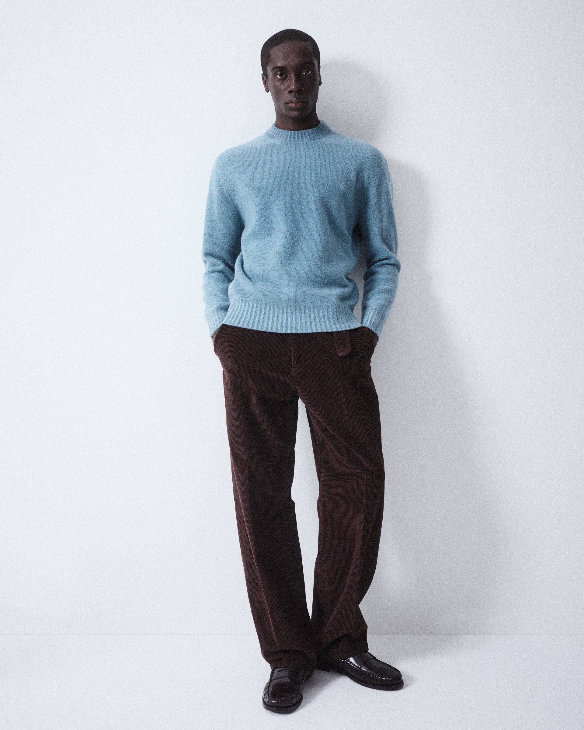 Maglia girocollo in pura lana vergine con tintura speciale effetto vintage. Azzurro - Carta da zucchero