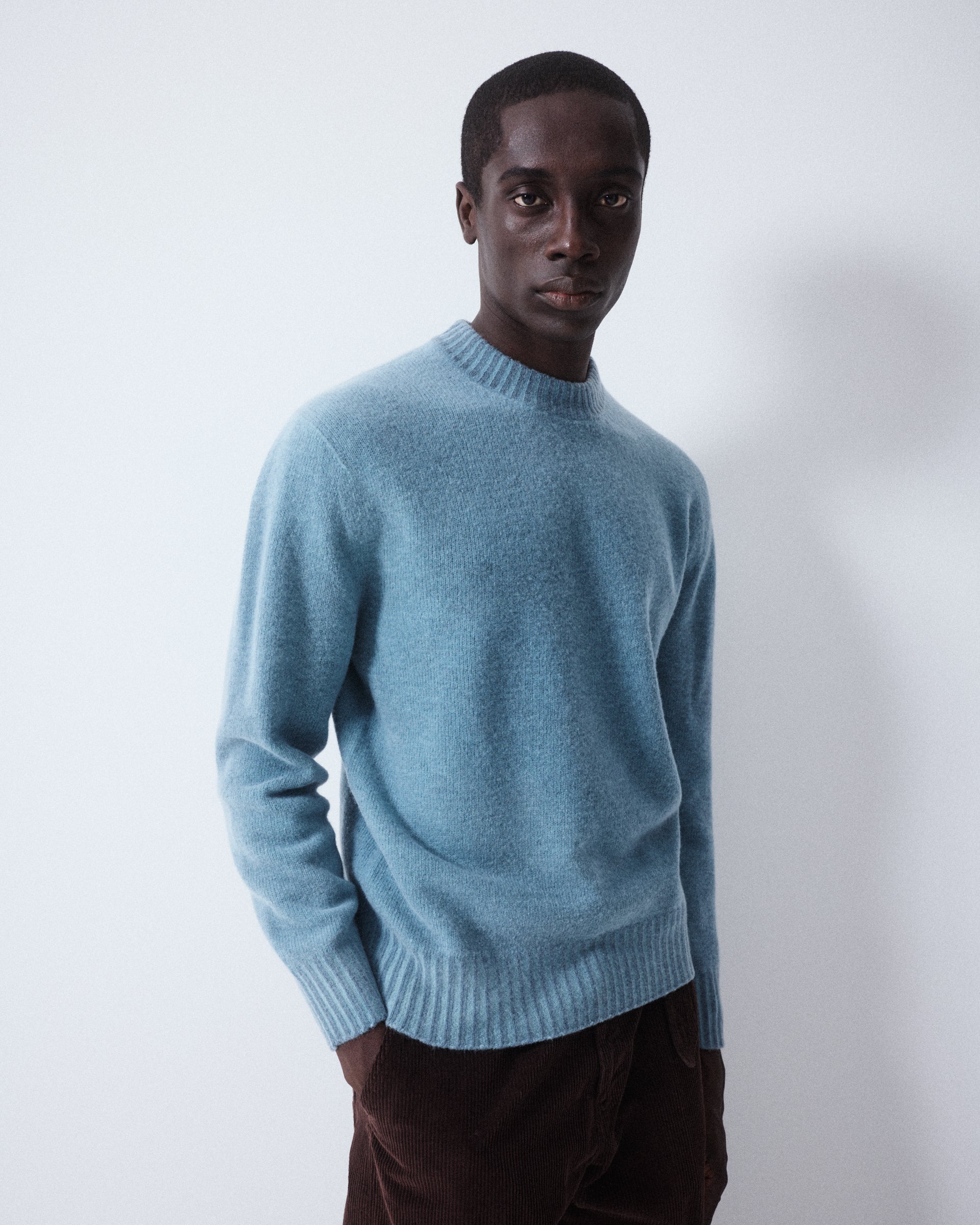 Maglia girocollo in pura lana vergine con tintura speciale effetto vintage. Azzurro - Carta da zucchero