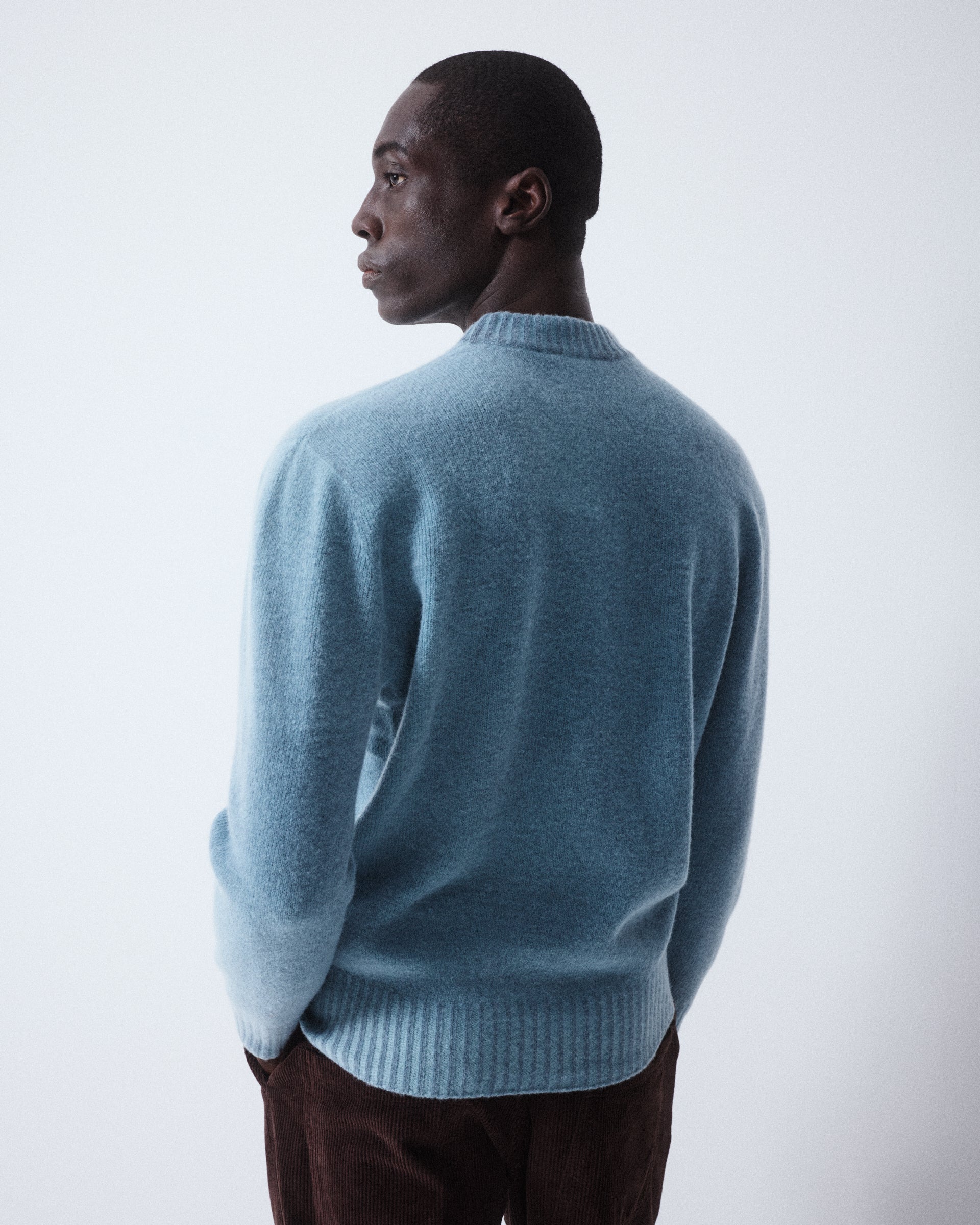 Maglia girocollo in pura lana vergine con tintura speciale effetto vintage. Azzurro - Carta da zucchero