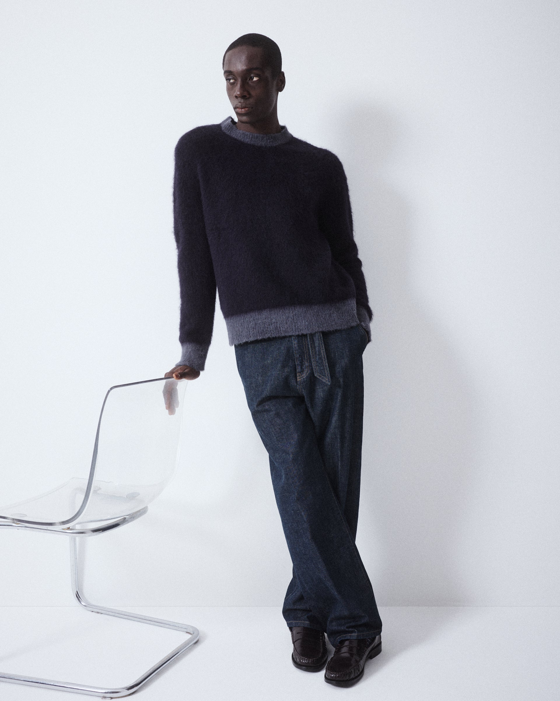 Maglia girocollo garzata in misto alpaca con bordi in contrasto. Blu - Navy