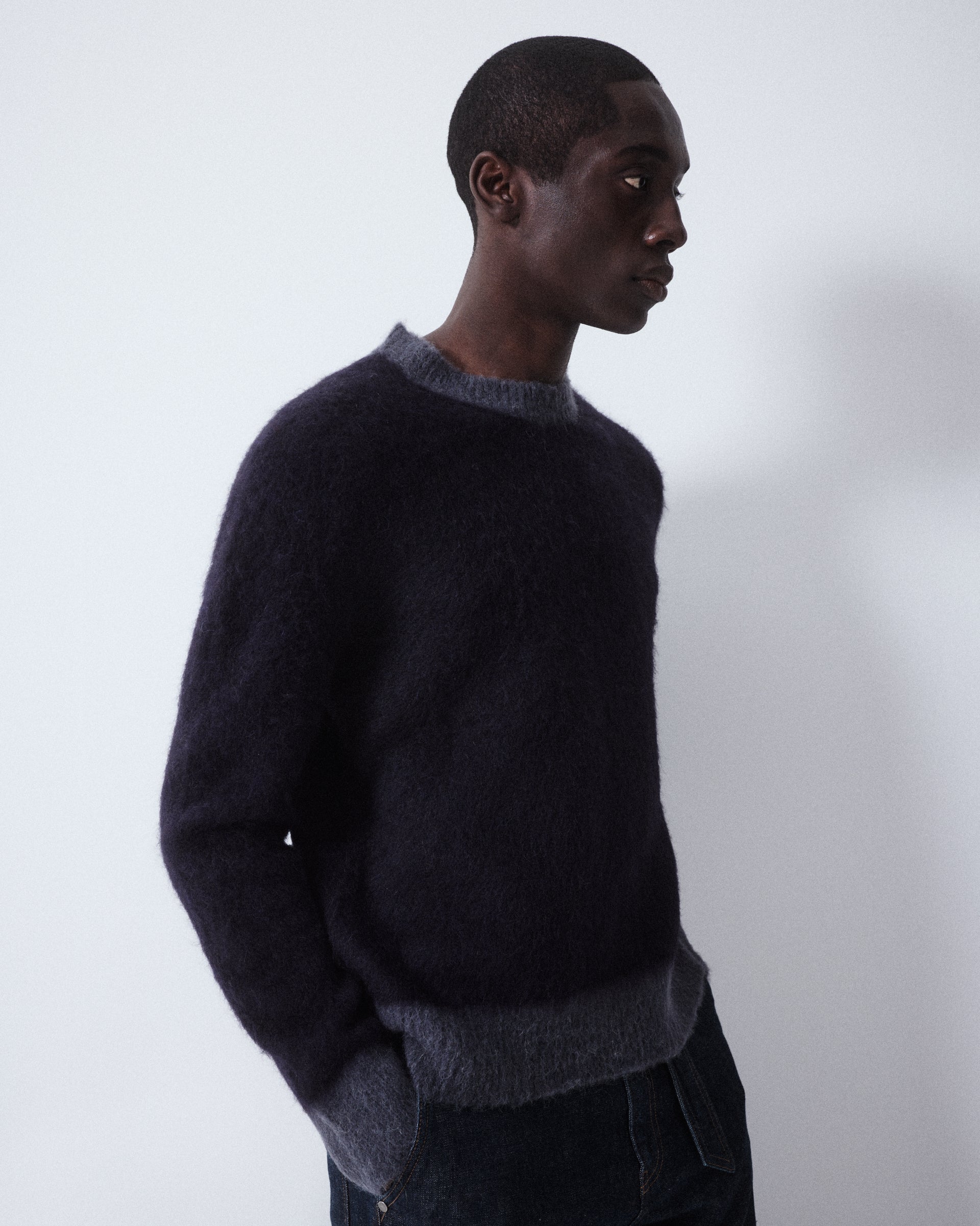 Maglia girocollo garzata in misto alpaca con bordi in contrasto. Blu - Navy