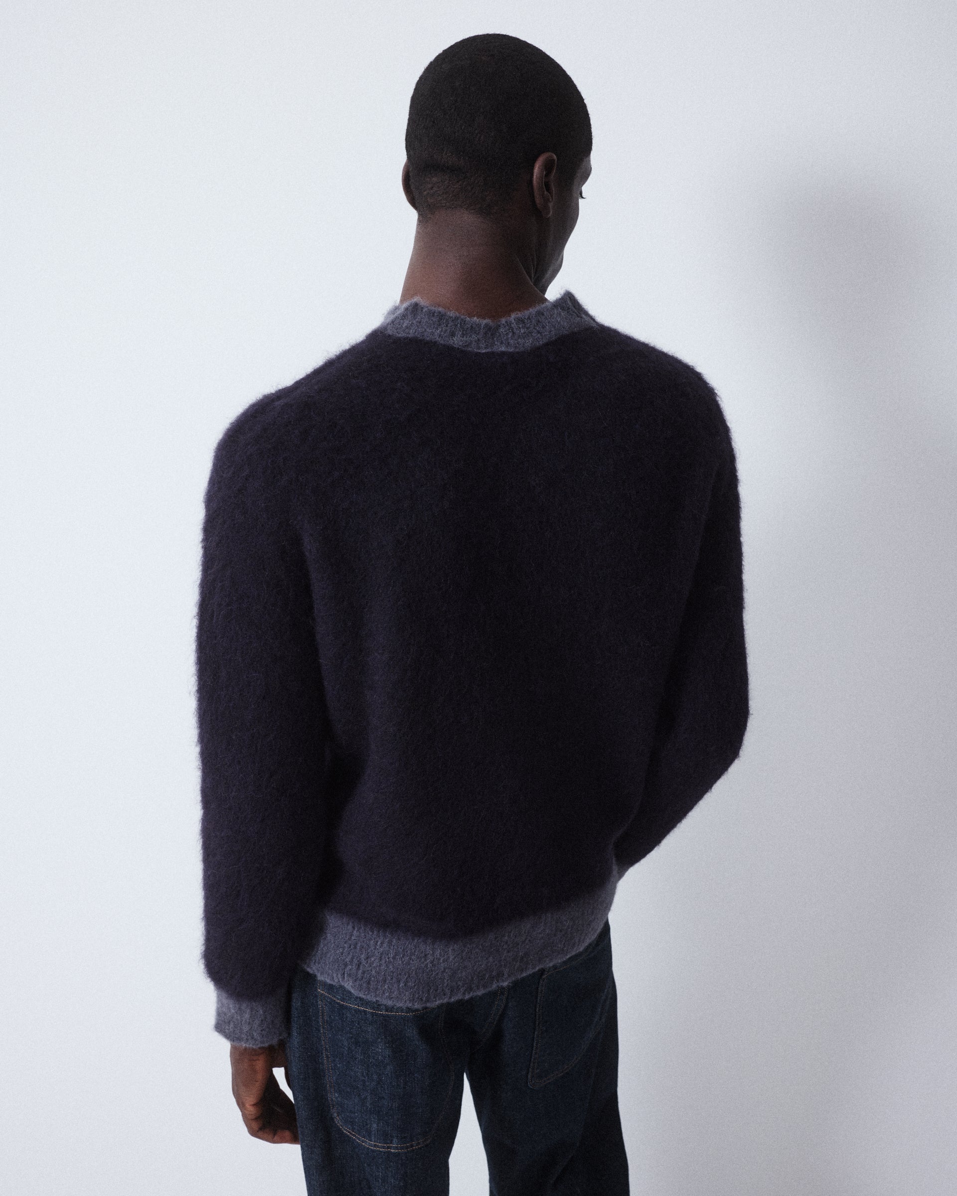 Maglia girocollo garzata in misto alpaca con bordi in contrasto. Blu - Navy