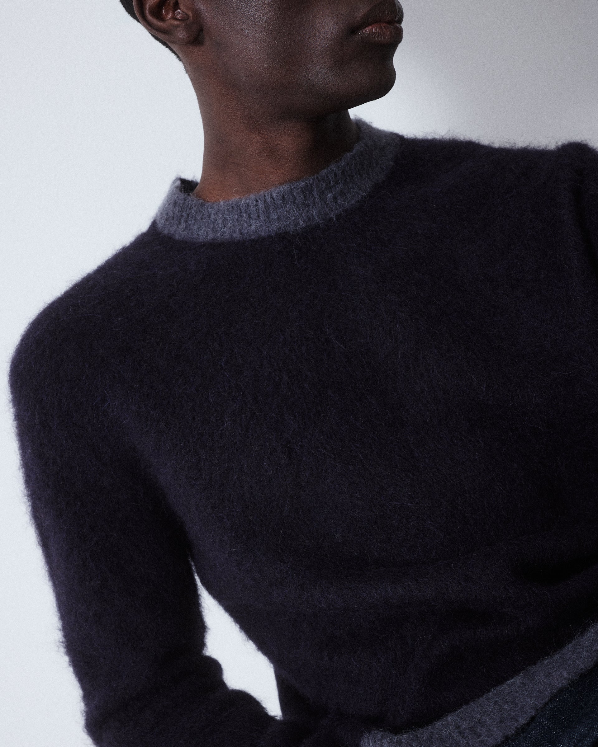 Maglia girocollo garzata in misto alpaca con bordi in contrasto. Blu - Navy