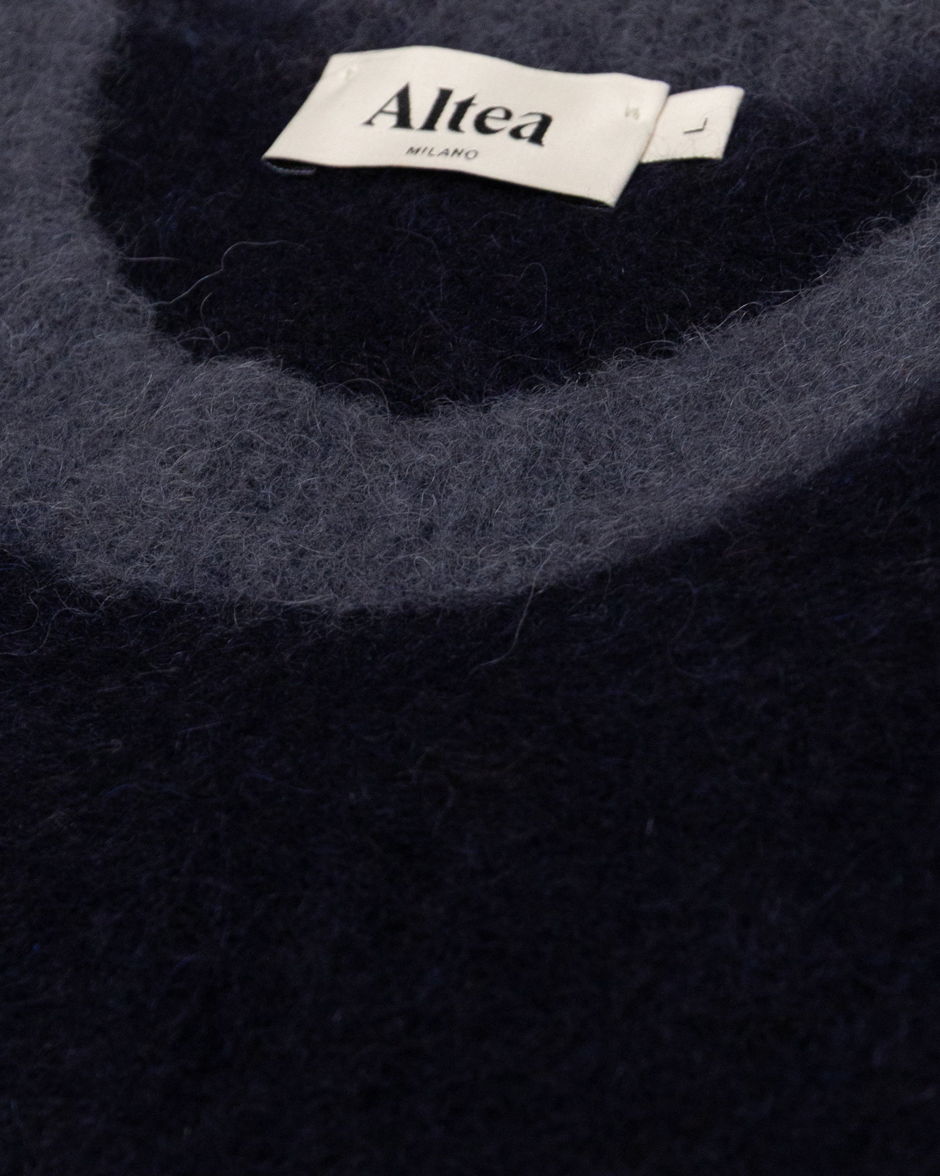 Maglia girocollo garzata in misto alpaca con bordi in contrasto. Blu - Navy