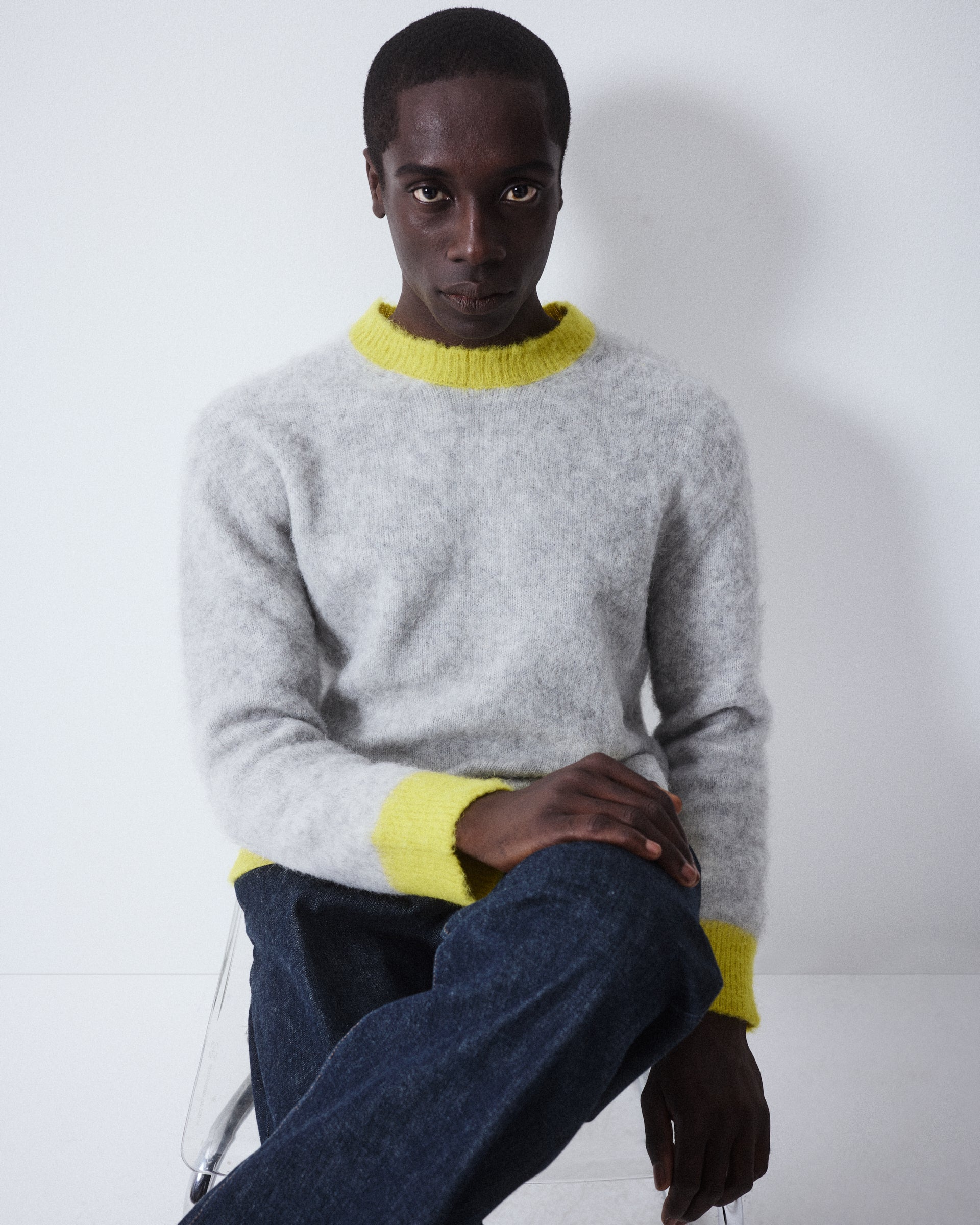 Maglia girocollo garzata in misto alpaca con bordi in contrasto. Grigio - Perla