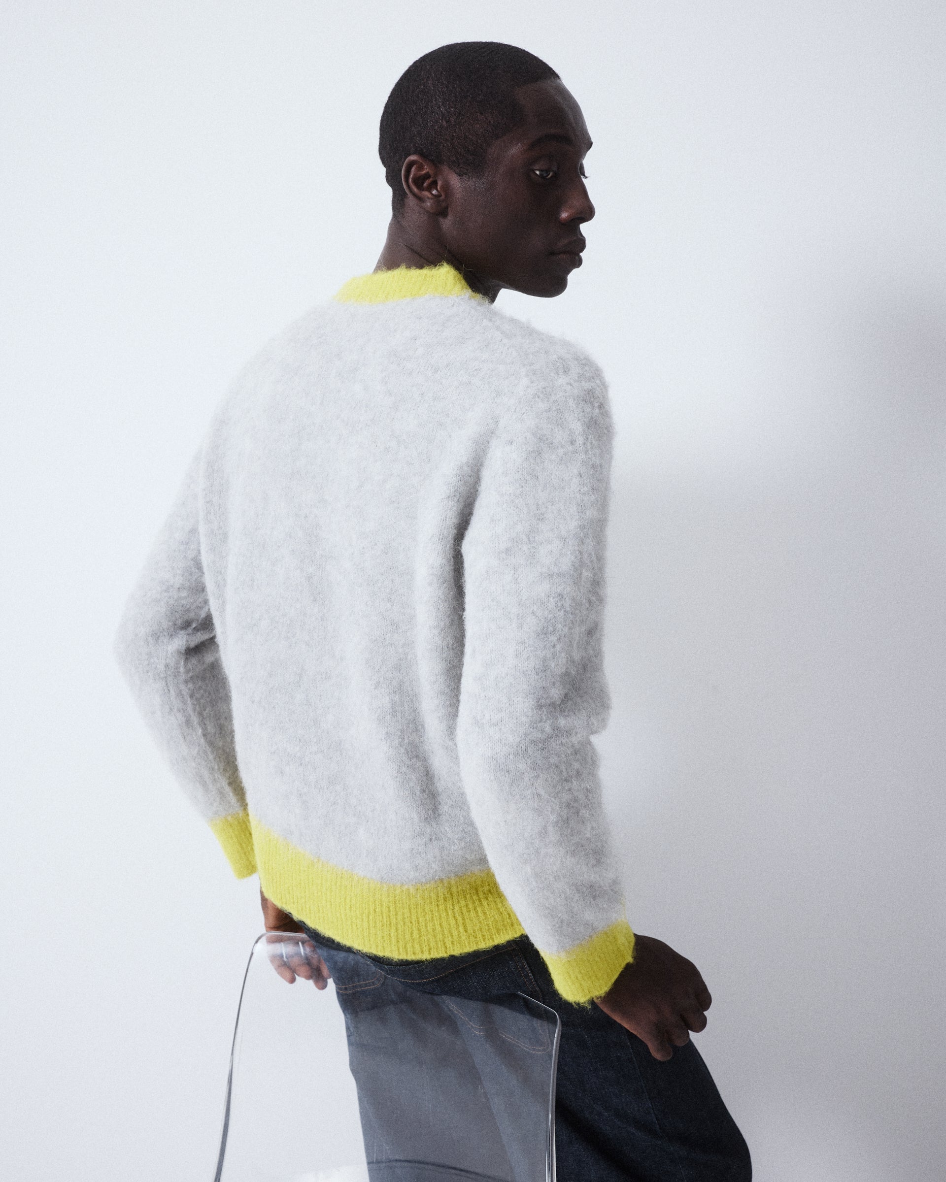 Maglia girocollo garzata in misto alpaca con bordi in contrasto. Grigio - Perla