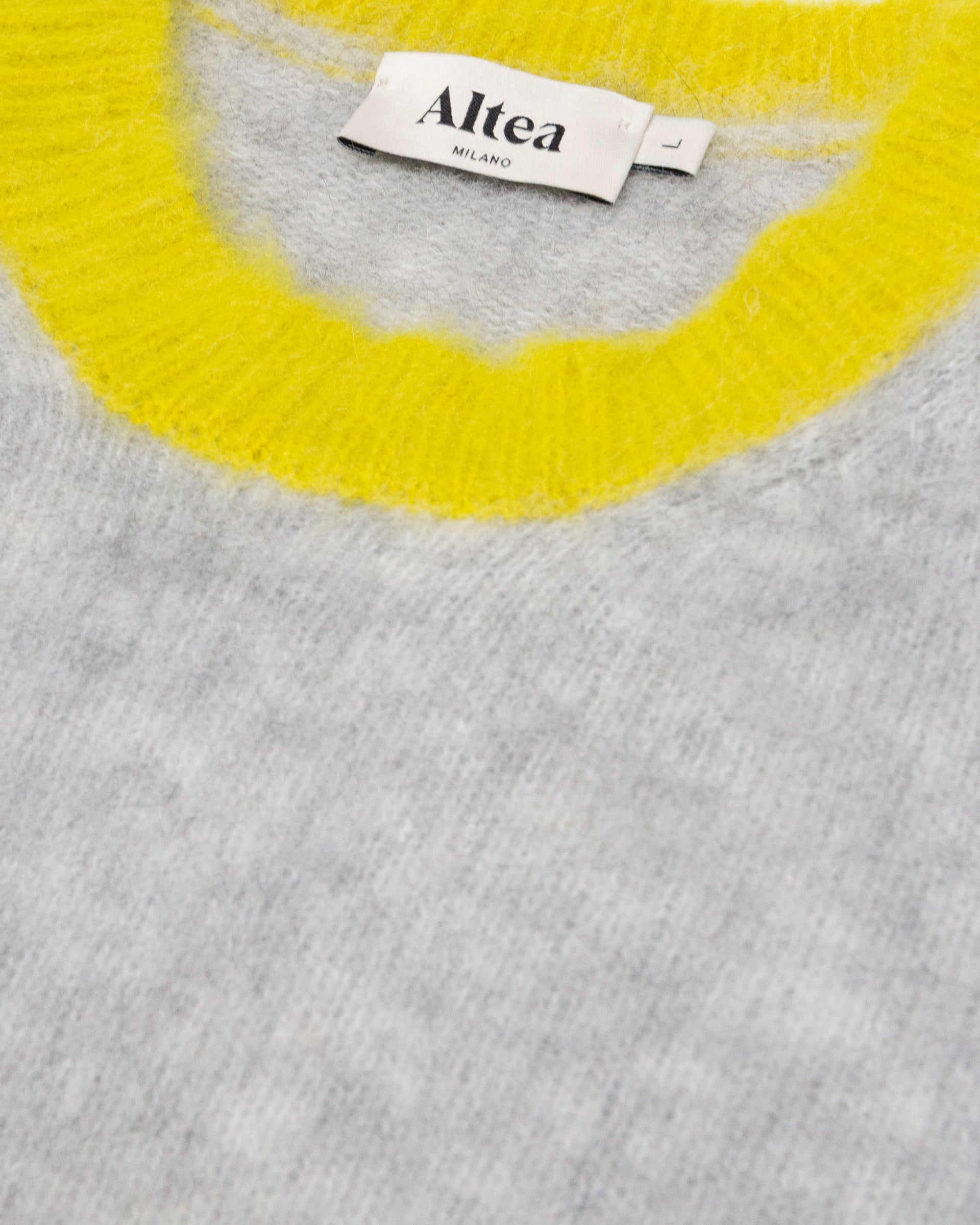 Maglia girocollo garzata in misto alpaca con bordi in contrasto. Grigio - Perla