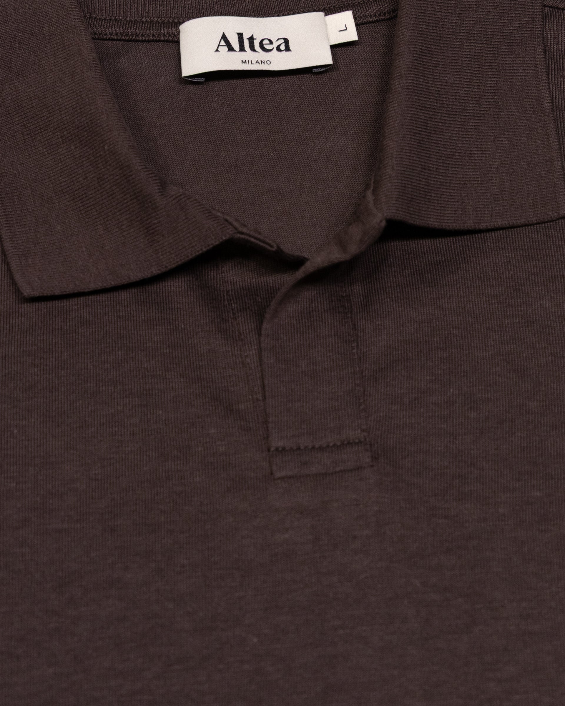 Polo collo aperto Pierre in jersey di lyocell misto cotone. Marrone - Moro